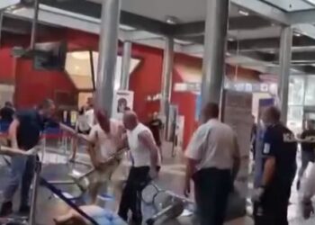 VIDEO/ Përleshja e dhunshme në aeroportin e Perugias, shqiptarët shokojnë Italinë. Përdorën ndarëset metalike për t’u rrahur në sy të policëve