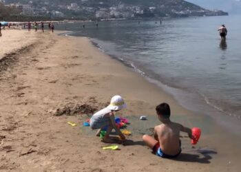 Më pak plazhe publik në Vlorë, pushuesit: Çmimet në hapësirat private janë rritur
