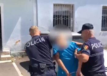 Pas sherrit për pronën me xhaxhanë e tij qëlloi me automatik në ajër/ Pranga 29-vjeçarit, pas ndërhyrjes së policisë…