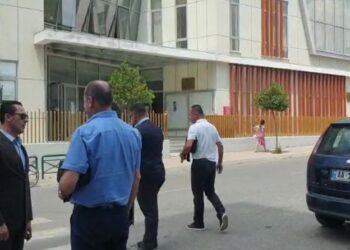 Vrasja e Pjerin Xhuvanit nga struktura e armatosur e PD, dalin para Gjykatës 2 ish-drejtorët e policisë