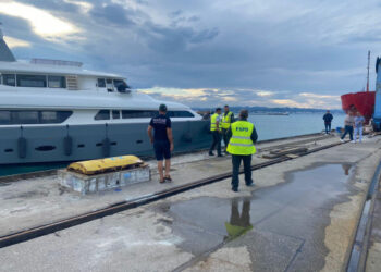 Shmanget incidenti me jahtin në portin e Durrësit/ Autoritetet shqiptare i shkojnë në ndihmë. Shpëtohen 6 shtetasit italianë