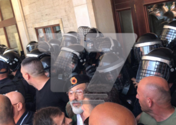 Protesta në Kosovë/ Veteranët e UÇK-së hyjnë me forcë në oborrin e Kuvendit, policia përdor gaz lotsjellës