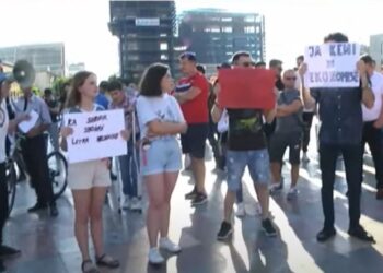 “S’mban më ujë pilafi”/ Protesta e qytetarëve kundër rritjes së çmimeve, dhjetra persona nga “Skënderbej” marshojnë drejt Kryeministrisë