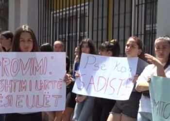 Maturantët protestë para ministrisë së Arsimit: Të përsëritet testi me zgjedhje