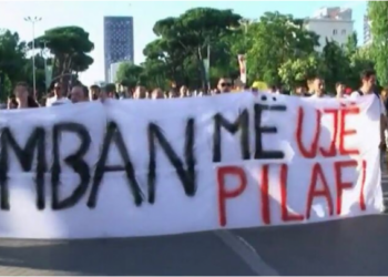 “Nuk mban më ujë pilafi”/ Dita e dytë e protestës kundër rritjes së çmimeve, nis marshimi drejt kryeministrisë