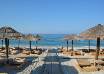 Çmimet në plazhet e Lalëzit rritje vjetore me 60%/ Pushimet ditore të papërballueshme