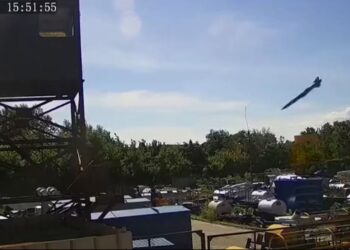 VIDEO/ Momenti i frikshëm kur raketat ruse godasin qendrën tregtare dhe parkun, pamjet që “rrëzojnë” Kremlinin