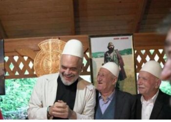 “Unë e kam kokën dyfishi…”, Rama merr dhuratë edhe një qeleshe tek familja e Thaçit