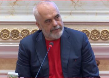 Rama s’i kursen batutat në promovimin e librit të Hoxhajt: “Ndihem në siklet, gjithë ky milet. I thash Enverit, “vetëm foltore mos na vë aty”
