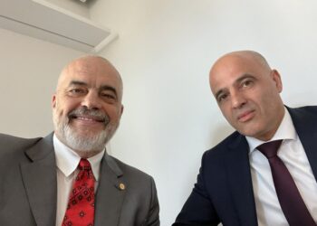 “Ende duke pritur Godonë”? Rama i buzëqeshur krah Kovaçevskit në Bruksel: Jo, ne jemi mësuar me këtë shfaqje