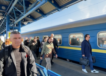 FOTOT/ Ja kush i qëndroi pas Kryeministrit gjatë vizitës në zonat e bombarduara të luftës në Ukrainë ku sirenat…!