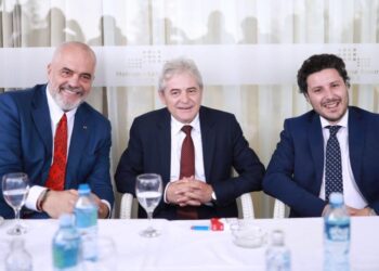 “Vëllezër të hapur”/ Rama shpërdan foton në krah të Abazoviçit dhe Ali Ahmetit nga Ohri
