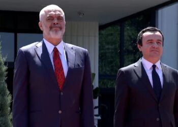 VIDEO / Mbledhja e dy qeverive, delegacioni nga Shqipëria pritet me ceremoni në Prishtinë