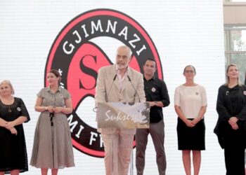 “Kam diplomë bojaxhiu”/ Rama me maturantët: Po ju mori malli për mua, hapni frigoriferin, aty më keni
