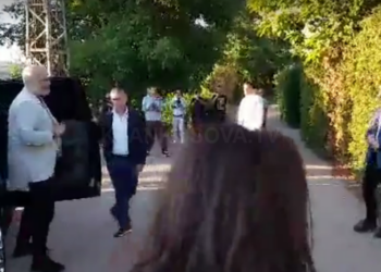 Dalin pamjet, Rama për vizitë tek shtëpia e Hashim Thaçit në Kosovë (VIDEO)
