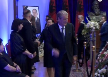 Me shirit të zi në dorë, Berisha i jep lamtumirën e fundit Bujar Nishanit