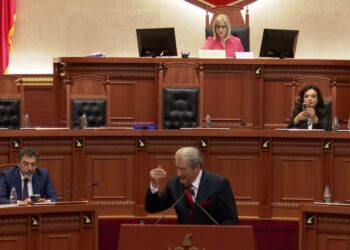 Rezoluta për gjenocidin serb/ Berisha përplaset me Nikollën, kryeparlamentarja: Dëshira juaj për të nxituar…