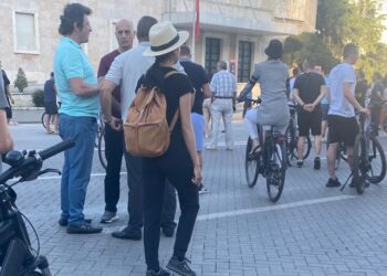 Mbështetës i Berishës/ Edhe Sali Lusha në protestën kundër rritjes së çmimeve