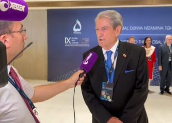 Më në fund Berisha udhëton jashtë vendit, përfundon në Azerbajxhan: Erdha për të mirën e PD