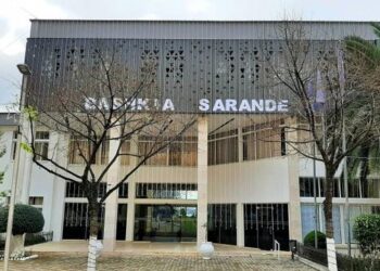 Emrat/ Policia ‘blindon’ bashkinë e Sarandës: 3 të arrestuar, në pranga dhe zyrtarë të Kadastrës