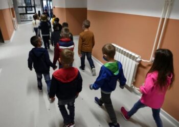 Pezullohet mësimi/ Alarm për bombë në mbi 200 shkolla në Serbi