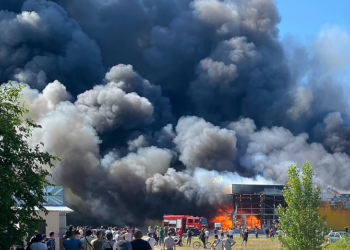 VIDEO+FOTO/ Njerëzit vrapojnë të frikësuar, momenti kur gjithçka përfshihet nga flakët nga sulmi në qendrën tregtare në Ukrainë