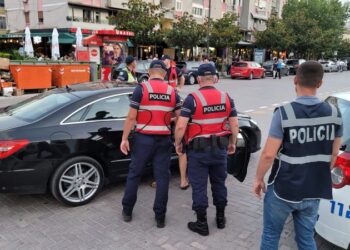 Çfarë po ndodh/ “Shqiponjat” zbarkojnë në Elbasan, kontrolle intensive në çdo rrugë të qytetit