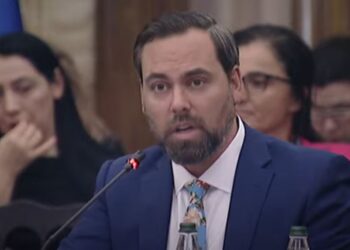 “Shqiptarët kanë filluar të shikojnë rezultate nga arrestimi i zyrtarëve”/ Zyrtari i ambasadës së SHBA: Sistemi t’i shërbejë qytetarëve, jo politikanëve të pasur