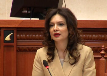 “Do e stolisni protestën e këtij katranit?”/ Spiropali: Jeni kapur pas flokut të Saliut, jeni bizhuja e grupit. Dule: Timonieri…!