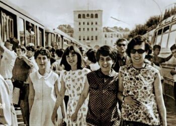 Për studentët e viteve ’70, leximin masiv me batanije dhe vajzat e asaj kohe pa botoks