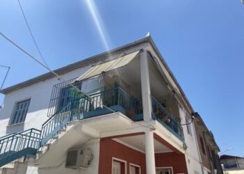 E rëndë/ 76-vjeçarja vdes papritur, policia i gjen në shtëpi vajzën e ‘burgosur’ prej 42 vitesh