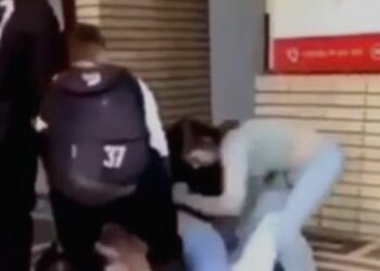 VIDEO/ Shkelma e grushte në mes të qytetit: Vajzat rrihen me njëra tjetrën në stacionin e autobusit