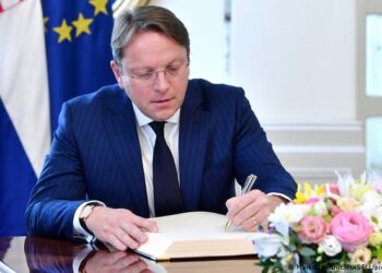 “Ndjek agjendën e Orban për Ballkanin Perëndimor”/ Analiza e DW: Varhelyi njeri i besuar i tij, zbuti kritika ndaj Serbisë