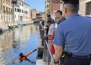 Sherr mes trafikantëve shqiptarë të drogës në Venezia, njëri hidhet në kanal për…