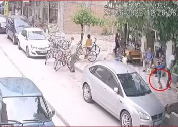 VIDEO/ Pamje të rënda: Vogëlushi bie nga ballkoni dhe përplaset në trotuar, kalimtari nuk iu beson syve…!