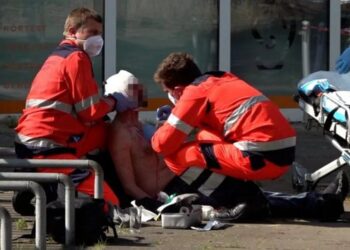 FOTOT/ Pamje të rënda: Masakrohet me thikë nga dy burra 24-vjeçari shqiptar në Gjermani
