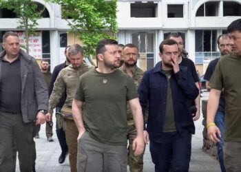 “Ukraina që njihnim, nuk ekziston më”/ Zelensky sheh shkatërrimet nga afër, për herë ta parë në jug të vendit