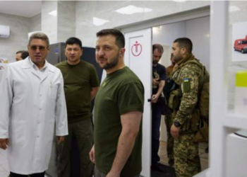 Zelensky në jug të Ukrainës: Nuk ndalemi së punuari për fitore