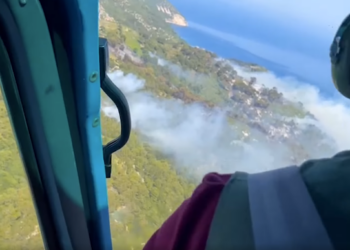 VIDEO/ Ja sipërfaqja që po digjet në Sazan, dhe po shkon drejt vënies nën kontroll nga ushtria. Greqia…!