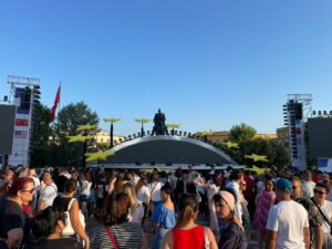 FOTOT/ Qytetarët mblidhen në sheshin “Skënderbej”, gati manifestimi për 100-vjetorin e marrëdhënieve SHBA-Shqipëri dhe hapjen e negociatave me BE
