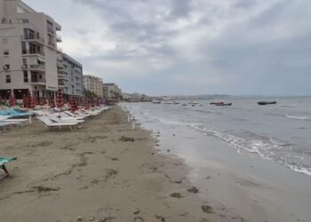 FOTO / Moti i keq godet Shqipërinë, boshatisen plazhet në të gjithë vendin