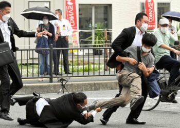 VIDEO: Pamje tronditëse, ja momenti kur qëllohet për vdekje ish-kryeministri japonez