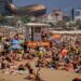 “Çmenden” plazhet e Barcelonës, ndalojnë pirjen e duhanit kudo!