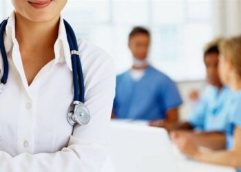 Mungesa e personelit/ Shoqata e Infermierëve: Po telefonohen mjekët e dalë në pension!
