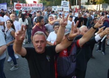 Persiatje pas një mitingu butaforik