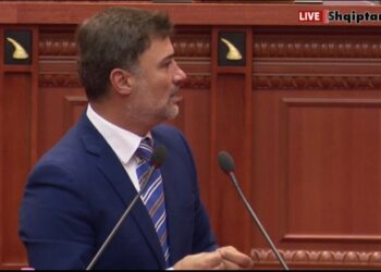 Alibeaj ‘përplaset’ me Nikollën: Shtyp butonin me dorën e atij që ke poshtë. Kryetarja: Shiko punën!