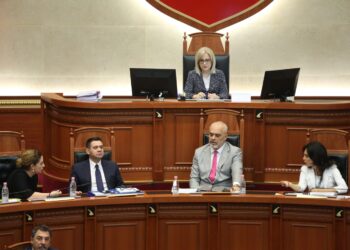 FOTO: Një kafe në Kuvend dhe fjalime të tensionuara, çfarë ndodhi sot në seancë parlamentare