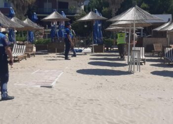 ‘Bregdeti i lirë’/ Skuestrohen 20 komplete me çadra dhe shezlongë, nën hetim një person në Durrës