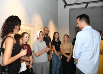 Ekspozitë solidariteti në Galerinë e Artit/ Veliaj: Kemi nevojë të promovojmë të rinjtë, si shembuj të së mirës!