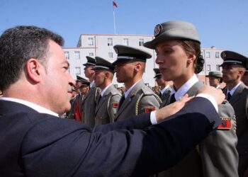 Diplomohen 54 oficerët më të rinj të FA, Peleshi: Trajtim dinjitoz financiar